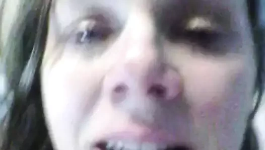 Brenda adalet bir şarkı söylüyor