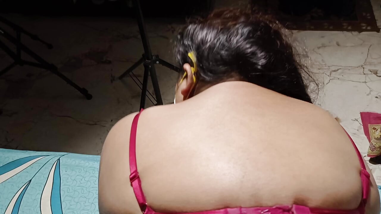 Hintli evli olmayan ateşli seksi çift - rubina sikiliyor