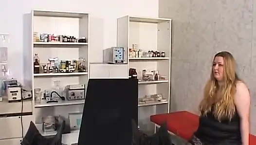 Olgun sarışın orta yaşlı seksi kadın doktorun oyuncağı için geniş açıyor