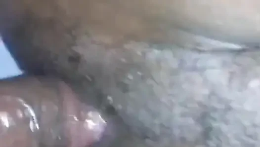 İnleyen sesi büyük siyah yarağımı deliklerinin içinde daha sert yapıyor