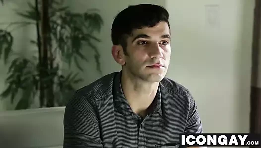 Vitorrio jay johnsons uzun kesim dick üstüne oturur