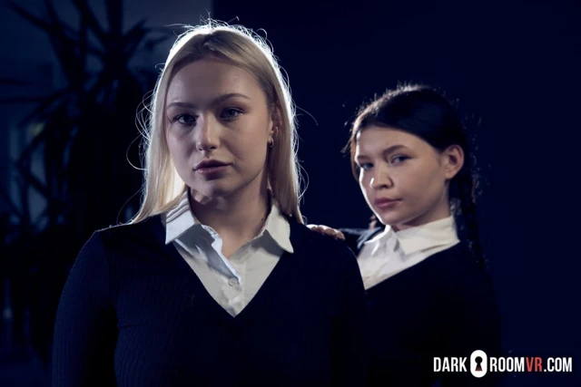 Ateşli üçlü seks - üvey erkek kardeş üvey kız kardeşini ve seksi arkadaşını sikiyor