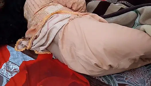 Ateşli üvey kız kardeş erkek kardeşinin boşalması için yardım ediyor