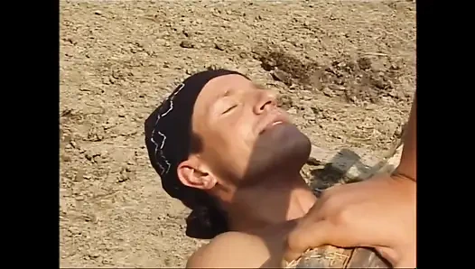 Sert yarak penetrasyondan önce amcık pompalıyor