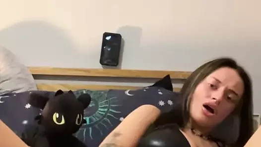 Bu bakire göt gotik kız bacakları arasında dildo daha derine kayarken filme alındı