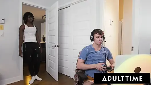 ADULT TIME - oyuncu Ryan Jacobs ve oda arkadaşı Jade Desire omuz masajsını mastürbasyon seansına dönüştürüyor