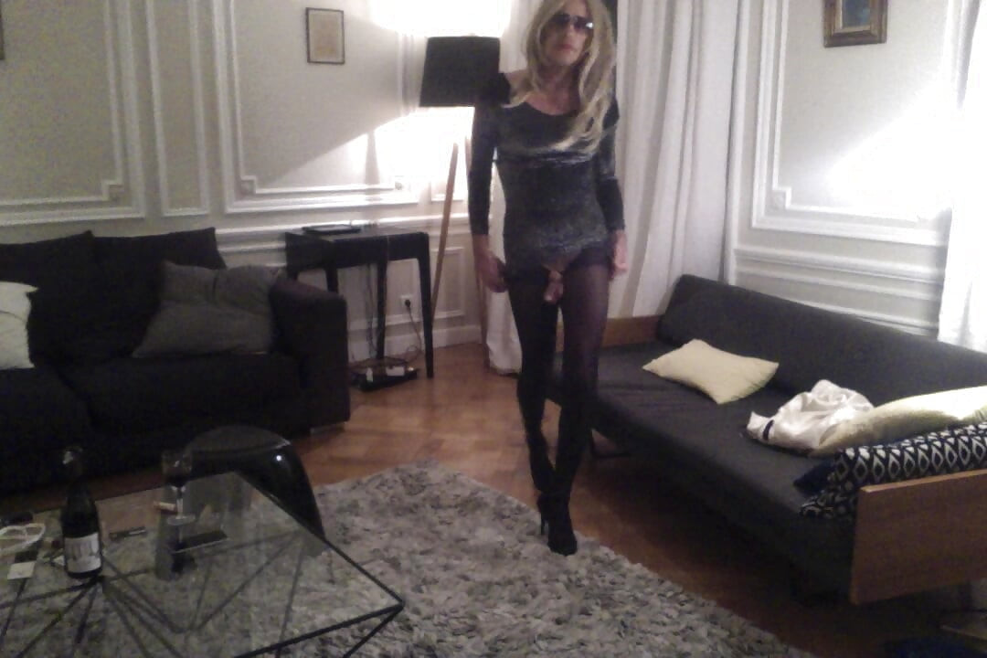 Travesti kadın kılıklı külotlu çoraplı yarak gösterisi