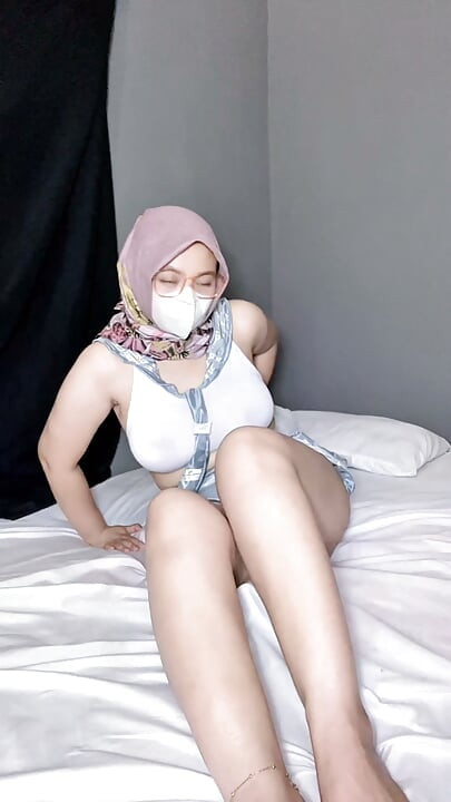 Seksi vücutlu okul kızı dolgun