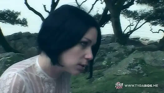Olgun sarışın ve esmer açık havada lezbiyen oyunu artı