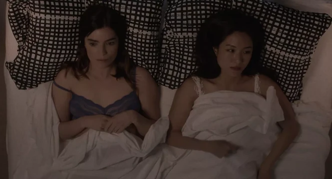 Constance wu ve angela trimbur - ''hisler'' 02