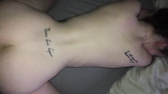 Белая девушка с большой шикарной задницей раком