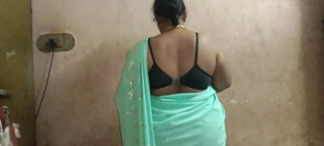 Üvey kız arkadaşımın evine gittim ve sari içinde çok güzeldi, sonra göğüslerini tuttum ve yatağını paylaştım.