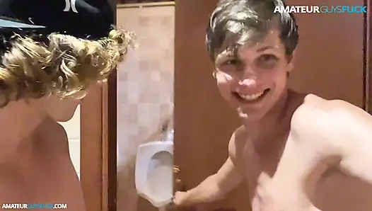 2 arkadaş umumi banyoda edepsizlik yapıyor ve sadece senin için filme alıyorlar
