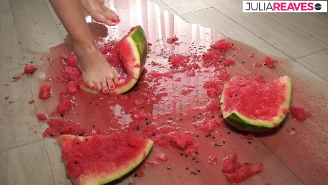 Bowler şapkasını tekmeliyor ve büyük göğüslerinle oynuyor