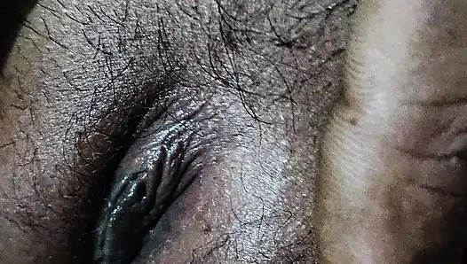 Hintli kadın kocası için kıllı amcığını parmaklıyor