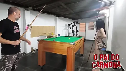 Zayıf kızı oyunda çıplak bırakmak