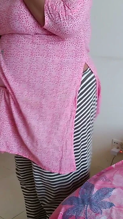 Tamil seksi teyze çıplak üvey oğlu onu sikerken telefonda konuşuyordu - sonra ertesi gün ateşli oluyor ve sikişmeye ihtiyacı var - boşalma | Klip 1