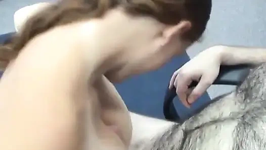 Stripper baila en la oficina de tecnología y le da un mamada a un chico nerd en su silla