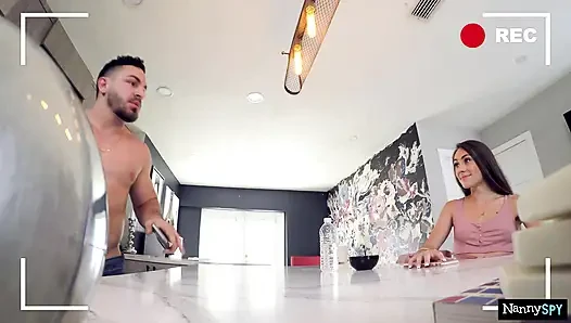 Dadı stresli babayı sakinleştirmesi gerektiğinde ...