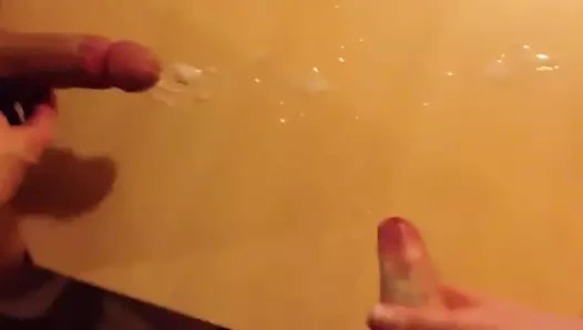 Mutfak masasında büyük yüklerini çeken arkadaşlar