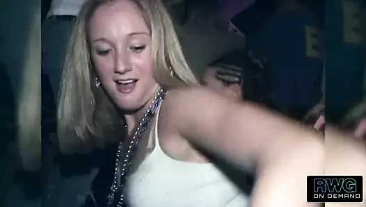 Islak amcık yarışmasında sürtük üniversiteli kızlar - bahar tatilleri