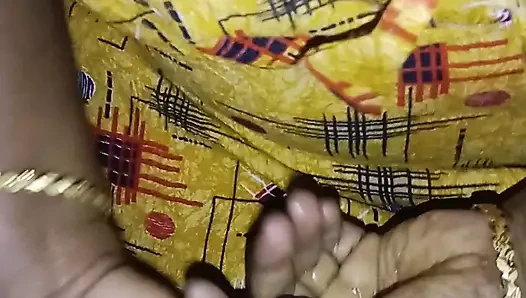 Hintli desi kocam arkadaşım ateşli amcığımda ve götümde sert seks yapıyor büyük göğüslerim süper yarak gösteriyor