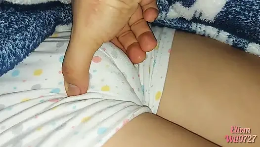 Üvey kız kardeşimin kremsi amcığı neredeyse üvey annemizi keşfediyor