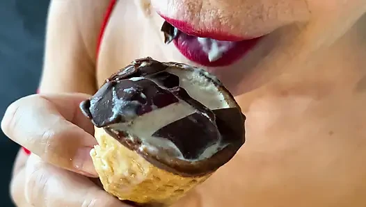 Orta yaşlı seksi kadın ücretsiz yarak yiyor sperm yiyor