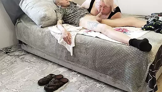 Bir komşu mola sırasında bana sakso çekiyor