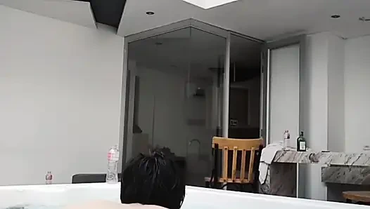 Süper jakuzy dövmeli önde mastürbasyon yapıyor