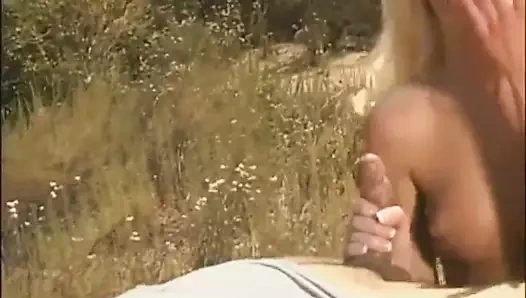 Sıska sarışın genç ile küçücük göğüsler becerdin açık havada