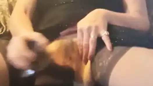 Muhteşem milf içinde topuk botlar oynuyor kendini