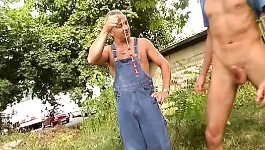 Seksi bir Alman bebek iki sert yarağı delikleriyle memnun ediyor