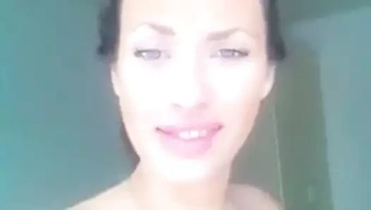 Alman serbian kız gösteri ona göğüsler ve kedi