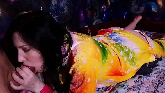 Minyon genç kız gırtlağına kadar alıyor ve dudaklarına boşalıyor