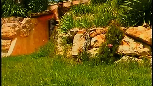 Büyük memeli sarışın açık havada büyük siyah mutant yarağın tadını çıkarıyor