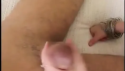 Şehvetli erkek delisi sulu pembe amcığını yalatıyor ve yatakta aygır tarafından sikiliyor