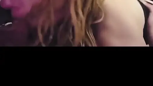 Ateşli azgın ve aç orta yaşlı seksi kadın yarak yutuyor