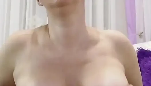 Ladydi göğüsleriyle oynuyor