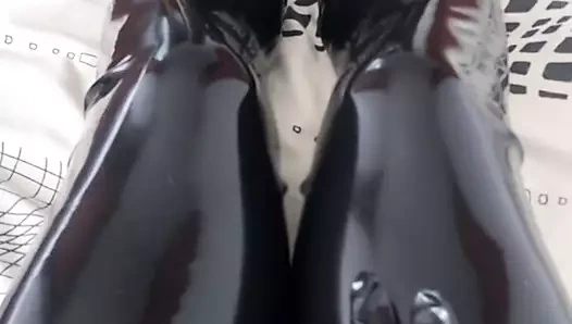 Parlak lateks bacaklarımı ovmayı seviyorum