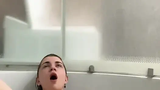 Su altında eğleniyor