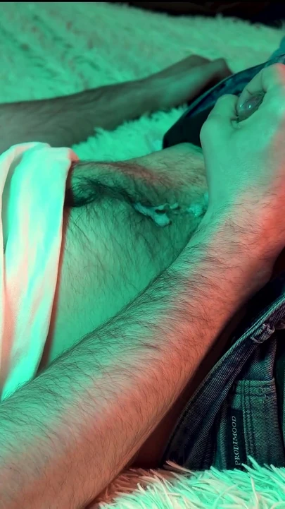 Захватывающий момент из "молодой горячий парень смотрит порно на его телефоне и дрочит свой маленький член".