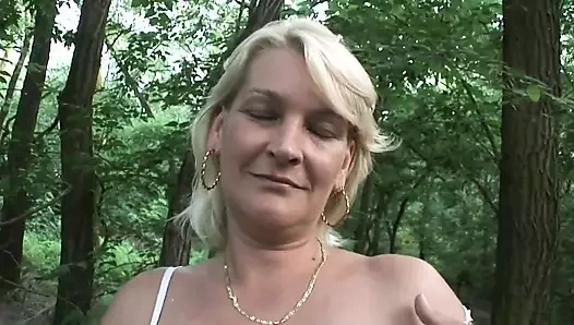 Seksi olgun doğada sikilmeyi seviyor