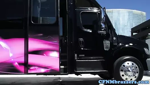 Femdoms cockriding önce emme içinde Üç yollu