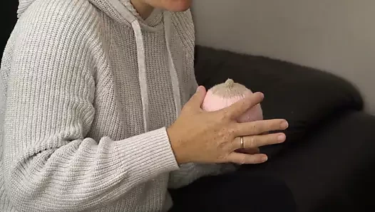 Busty siyah kadın büyük göğüslerini nasıl sağacağını öğretti