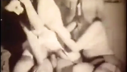 Kız arkadaşlar bir adamı paylaşıyor