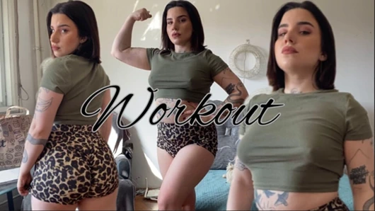 Lenfotik dövmeli model göğüslerini zıplatıyor