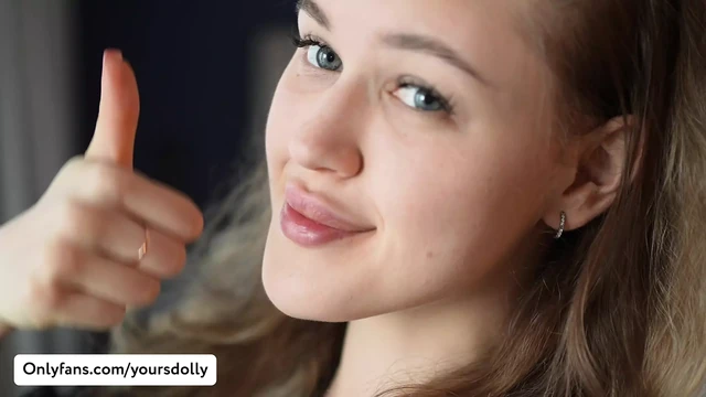 Обнаженная по дому. Уборка спальны с сексуальной крошкой в просвеченной мантии без трусиков. Твоя Dolly