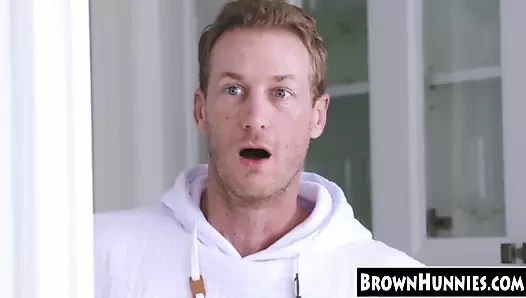 Minyon abanoz genç çarptı içinde the mutfak