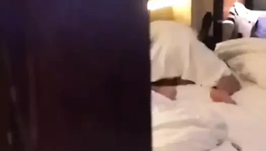 Karısı onunla sikişiyor ve ben sadece izliyorum